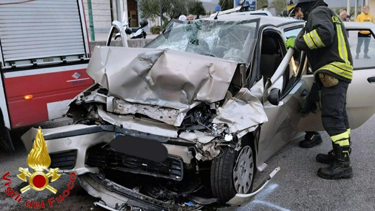 Scontro frontale sulla Statale, muore un 24enne - 