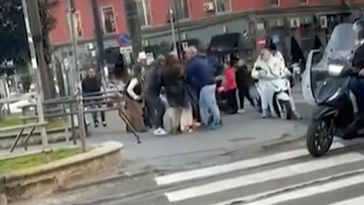 "Strascino" e pugni, due donne se le danno di santa ragione in strada IL VIDEO - 