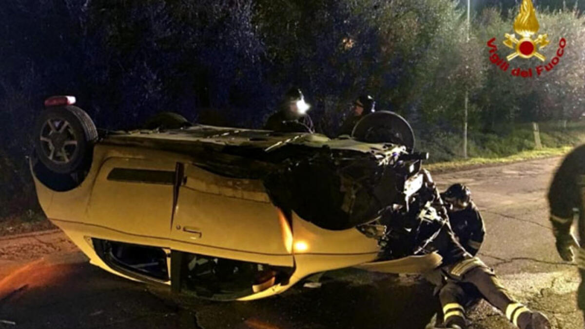 Auto si ribalta, muore 22 anni. Altri due ragazzi gravissimi all'ospedale di Nola - 