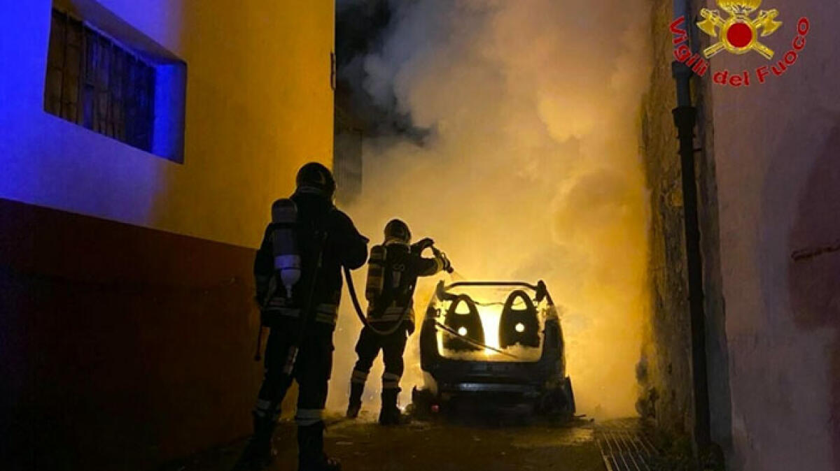 Auto in fiamme, inferno di fumo nella casa di due anziani - 