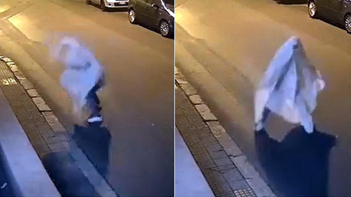 Travestito da fantasma lancia oggetti contro la casa dell'ex moglie - 