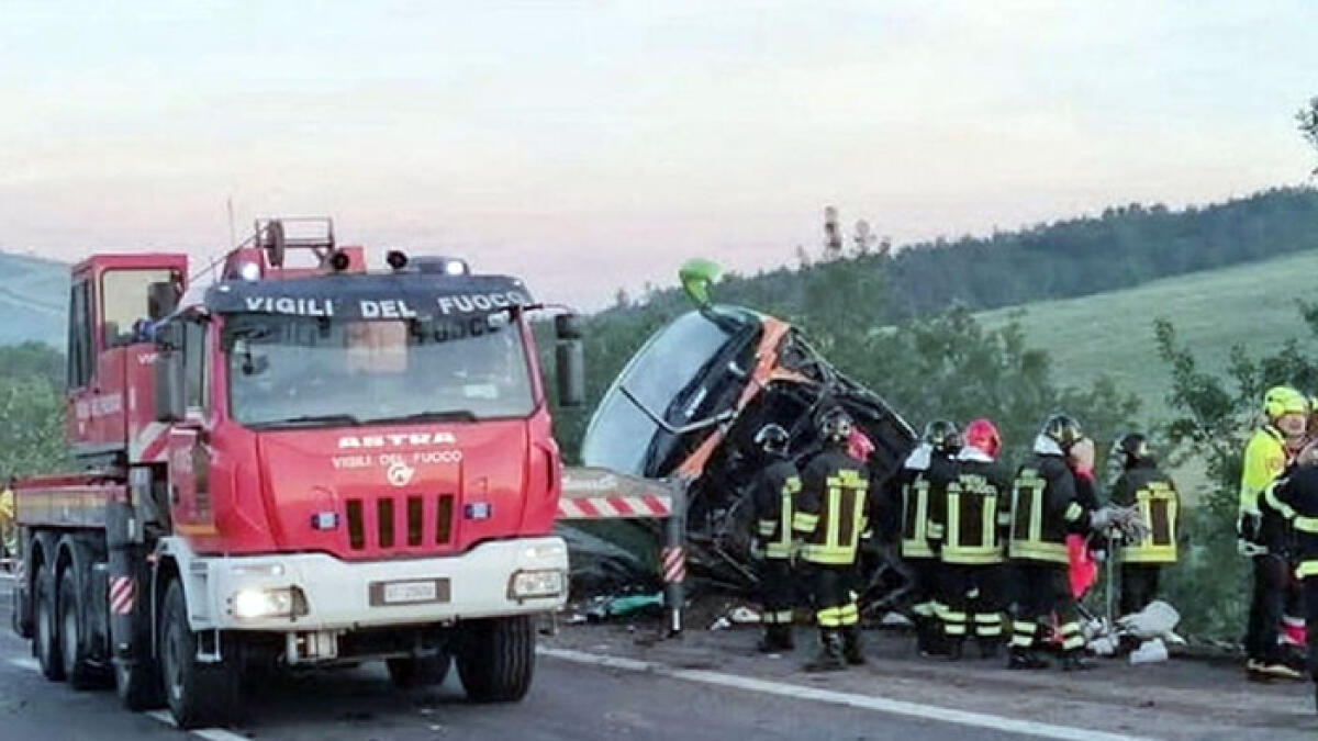 Autobus pieno di studenti finisce fuori strada: 40 feriti - 