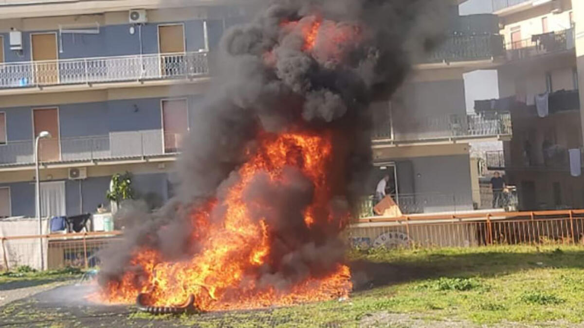 Giostrina incendiata a Sant'Anastasia, denunciata la mamma di tre bambini - 