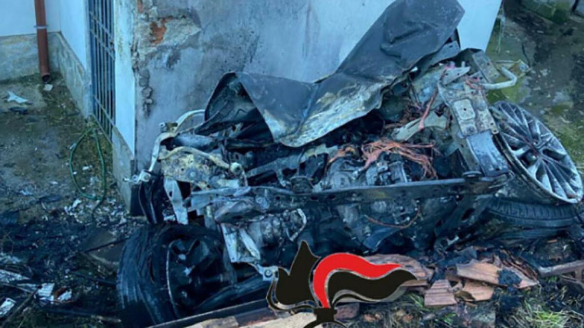 Auto nel dirupo in Costiera, finisce contro una casa e prende fuoco: all'interno un giovane - 
