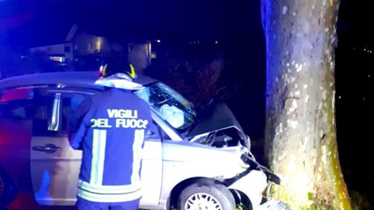 Auto sbanda e finisce contro un palo, grave 23enne - 