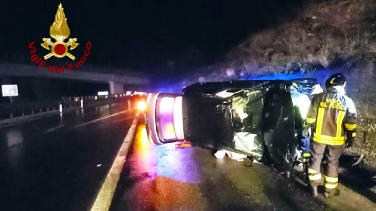 Sbanda sull'A16 e finisce ribaltato - 