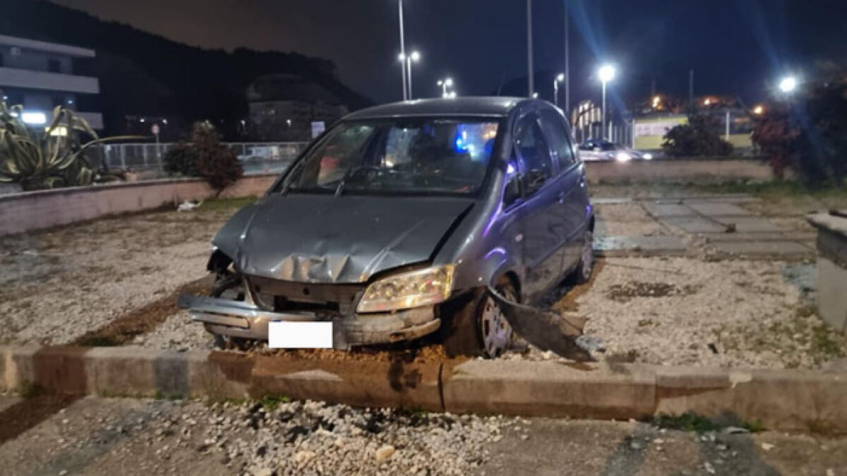 Colpito da malore, l'auto finisce fuori strada e va a sbattere - 