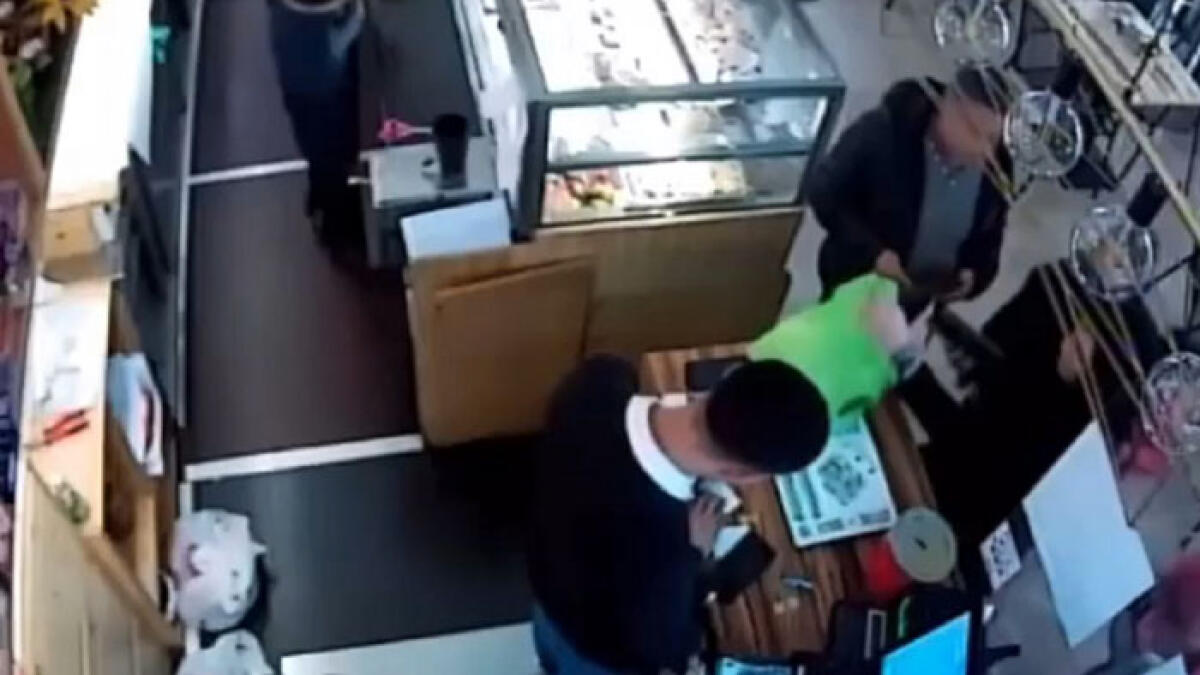 Donna ruba salvadanaio da negozio: erano i soldi per i bimbi dell'ospedale di Nocera - 