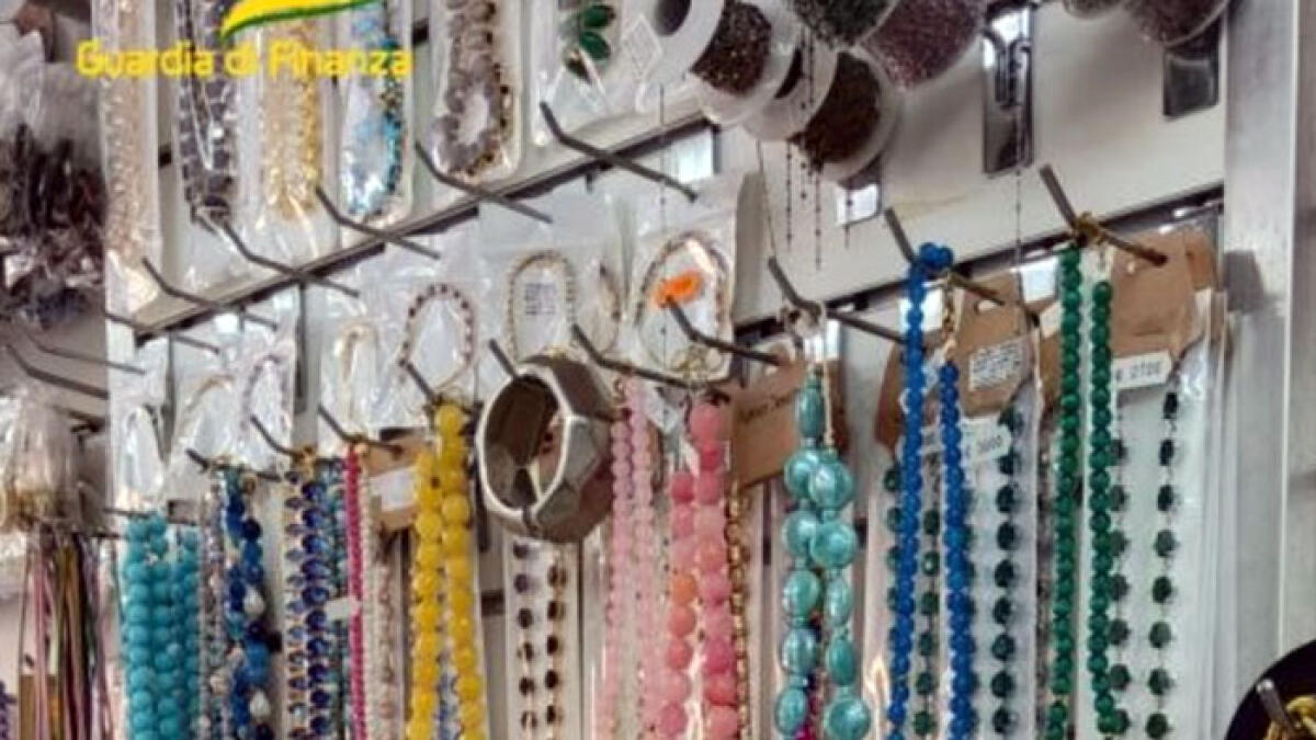 Attenti ai bijoux da pochi euro: sono nocivi. Sequestrati due milioni di pezzi a Scafati - 