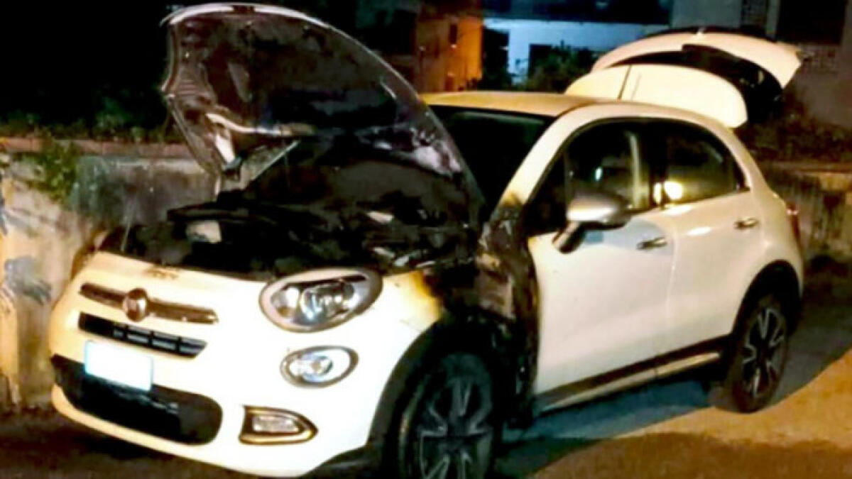 In fiamme una 500X parcheggiata in strada - 