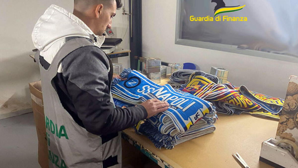 Sequestrata fabbrica di falsi gadget del Napoli e di Maradona - 