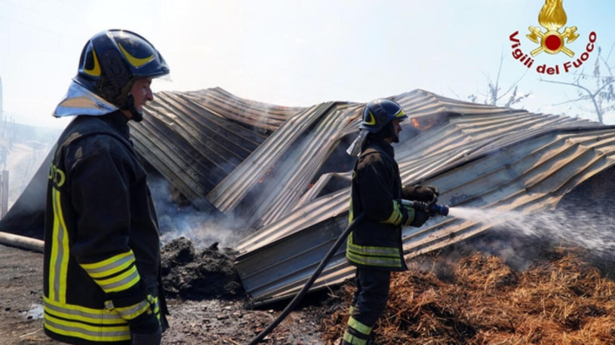 Deposito devastato dalle fiamme: ipotesi dolo - 