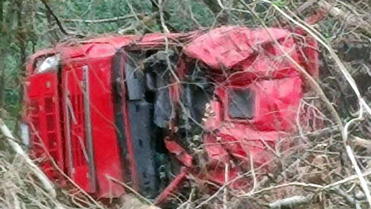 Perde il controllo del mezzo pesante ed il camion finisce nel dirupo - 