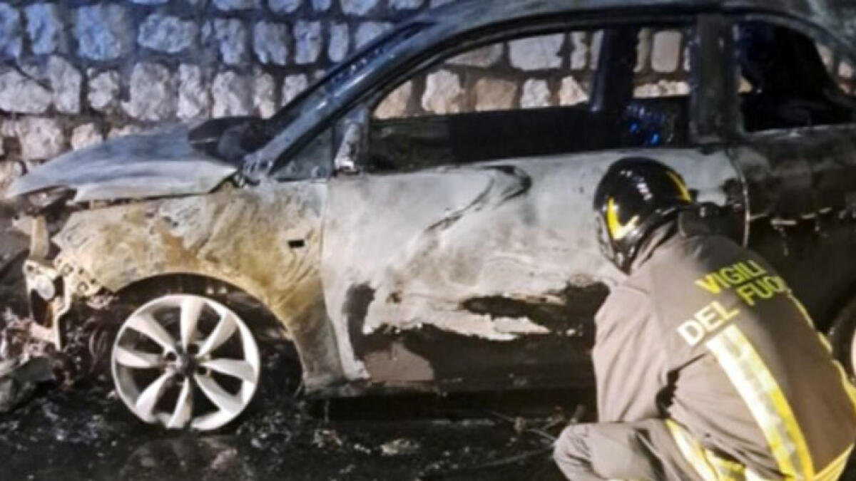 Paura nei Paesi Vesuviani, in fiamme auto parcheggiata - 