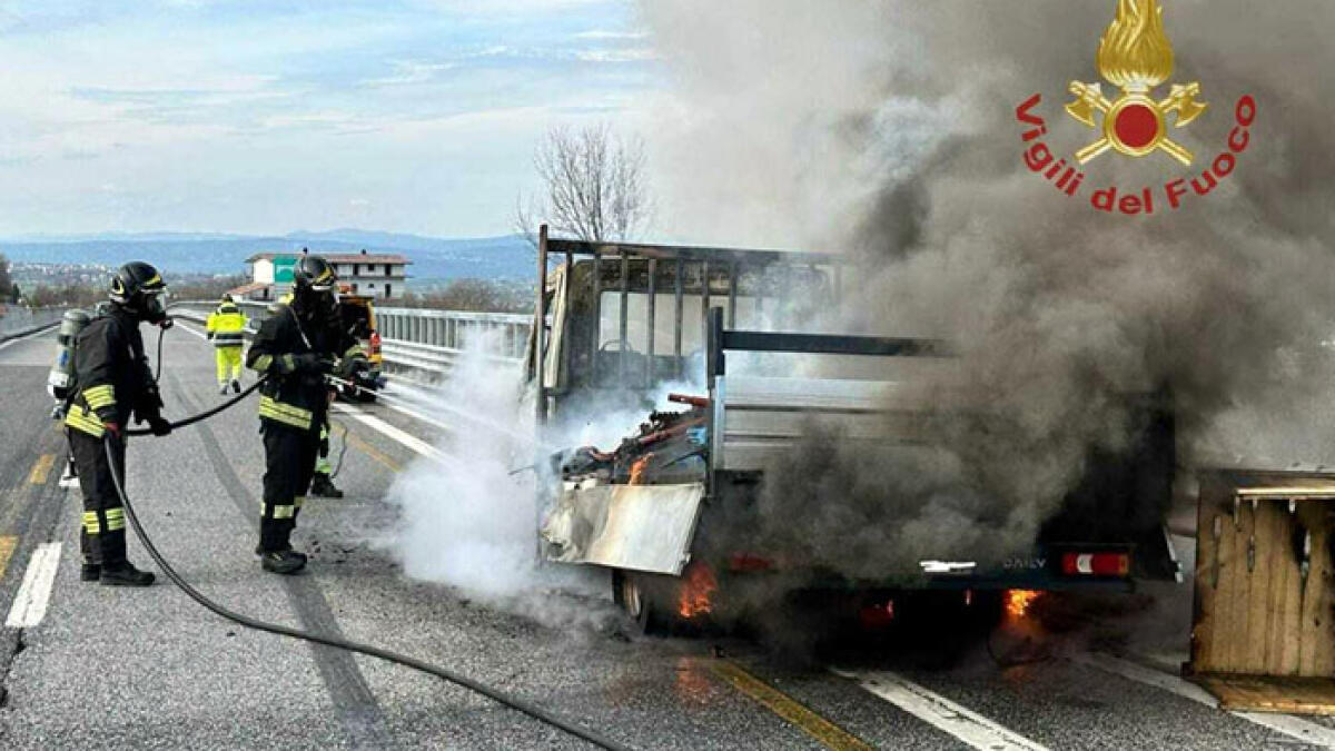 Camion prende fuoco sull'A16, a bordo una squadra di operai - 