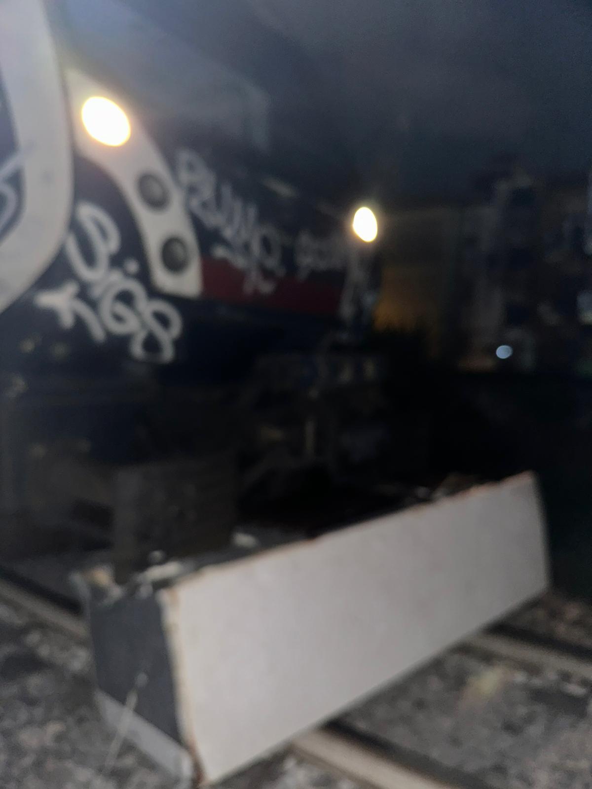 Frigorifero sui binari della Circumvesuviana a Pompei: il treno va a sbattere contro l'ostacolo - 