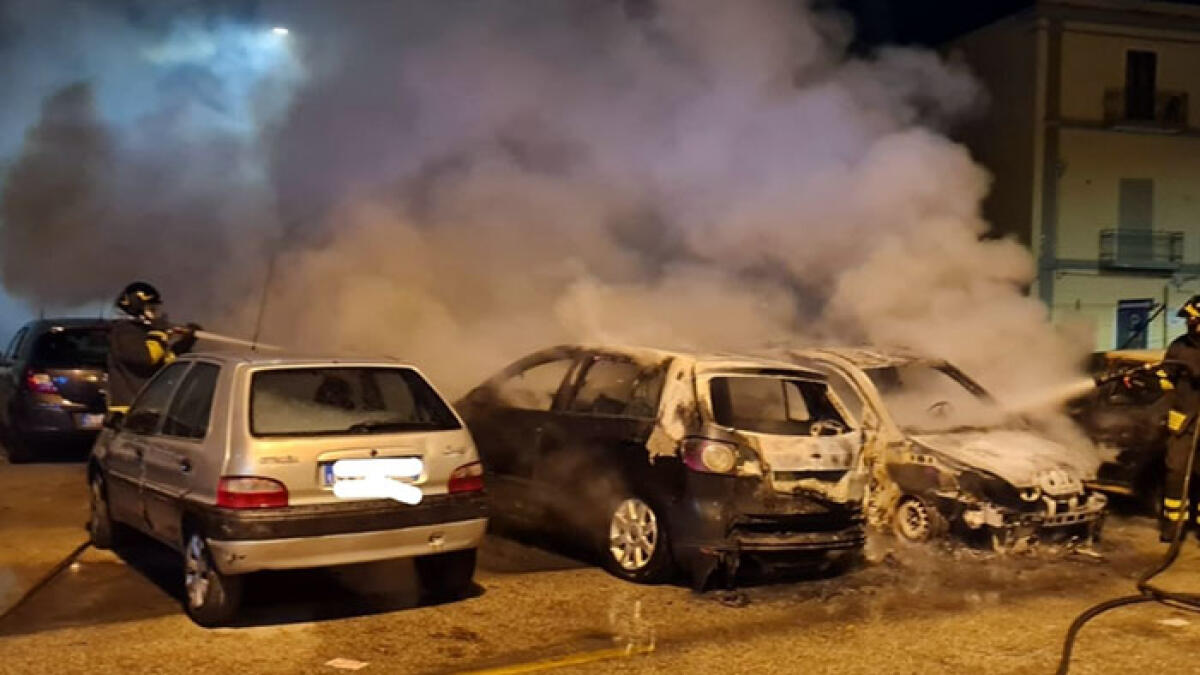 Auto in fiamme nel parcheggio, c'è la pista dolosa - 