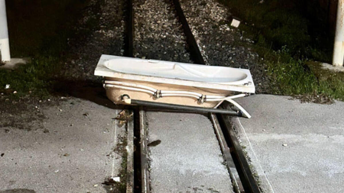 Vasca da bagno sui binari della Circumvesuviana, fermati tre minori - 