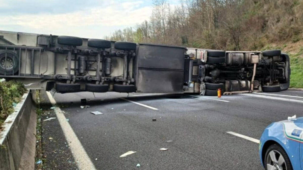 Tir si ribalta sull'autostrada verso Napoli - 