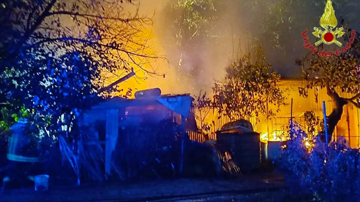 Due capannoni in fiamme, nube tossica sulla Campania - 