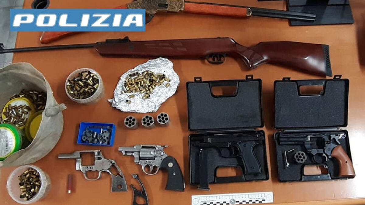 Scoperto laboratorio clandestino di armi in una casa - 