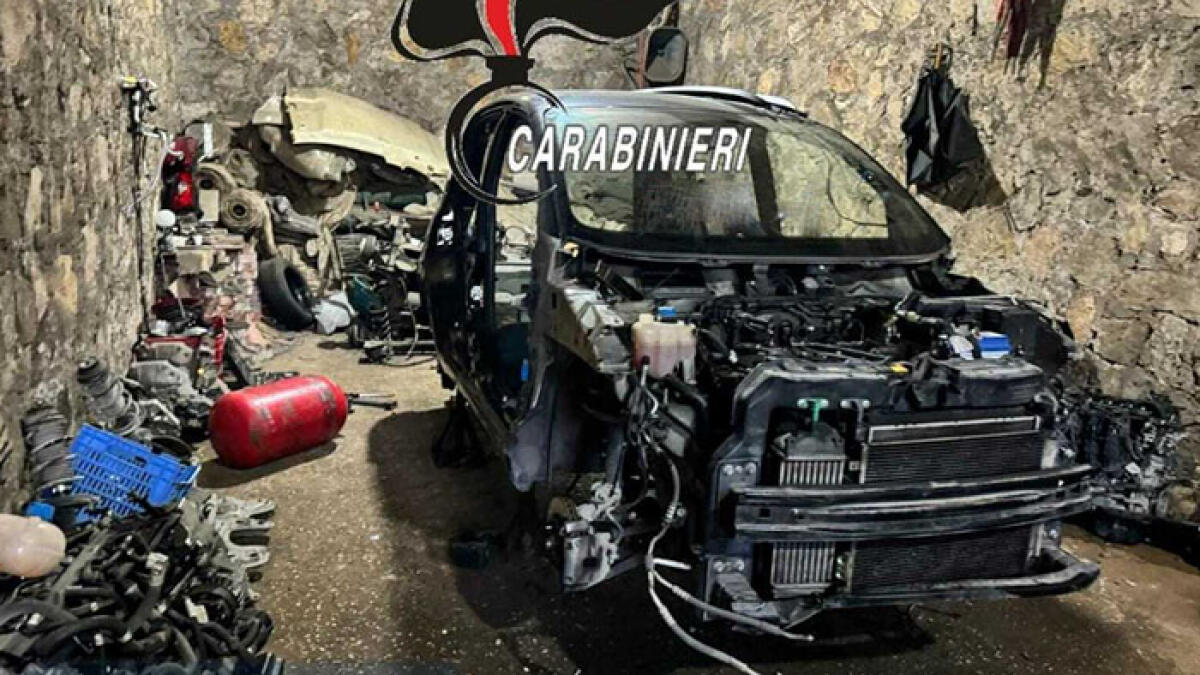 Sorpresi a smontare auto rubata, quattro arresti - 