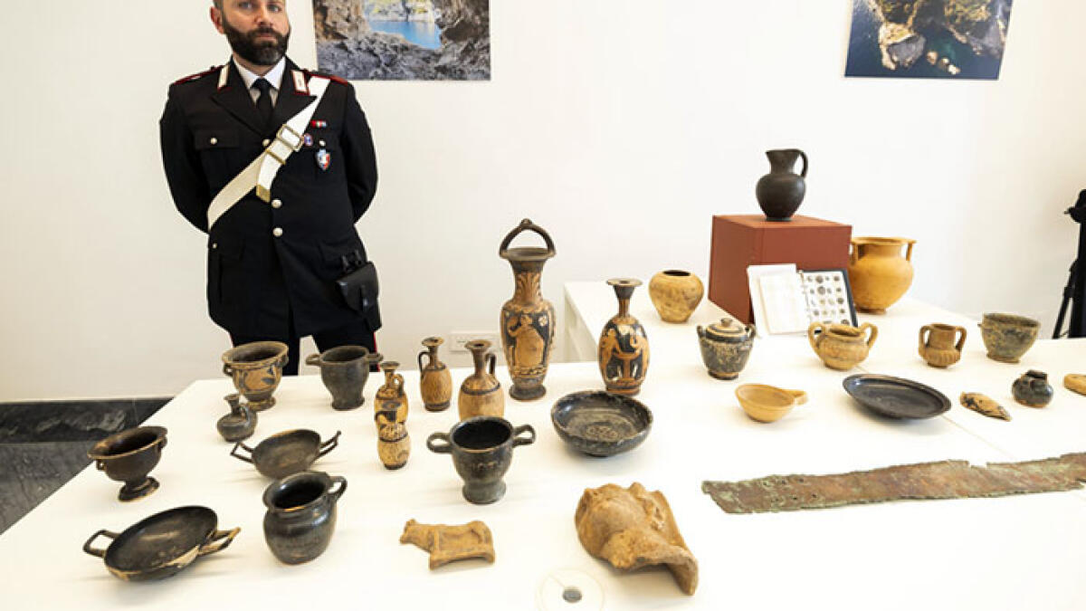 Perquisizione in un negozio di ottica a Pompei: trovati reperti di altissimo valore - 