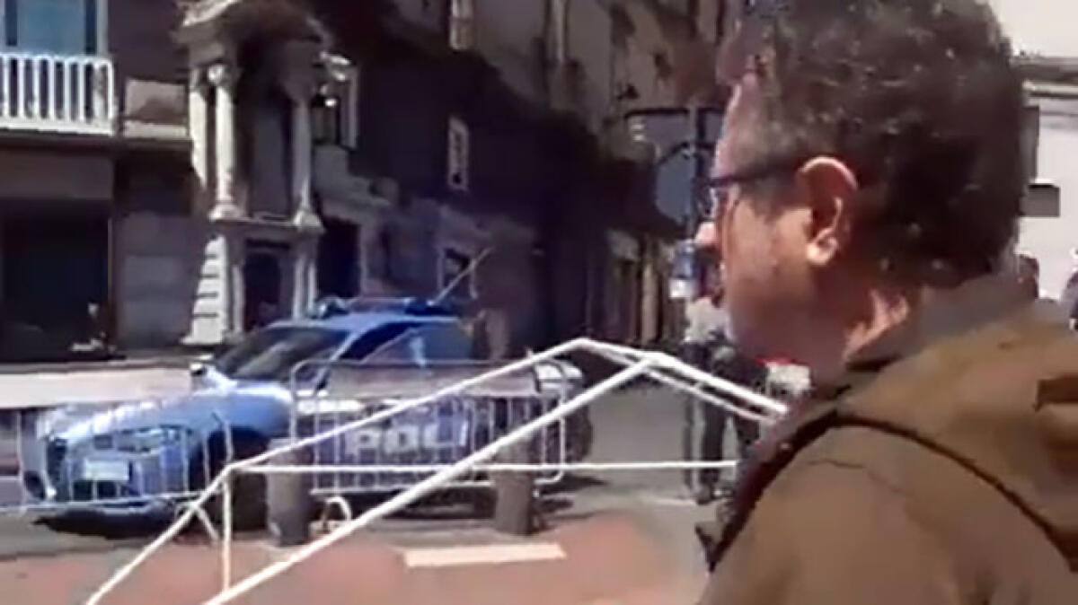 Pizzaiolo ucciso, Borrelli aggredito durante la manifestazione a Mergellina - 