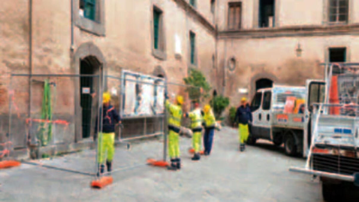 Cadono pietre, chiude il Maschio Angioino - 