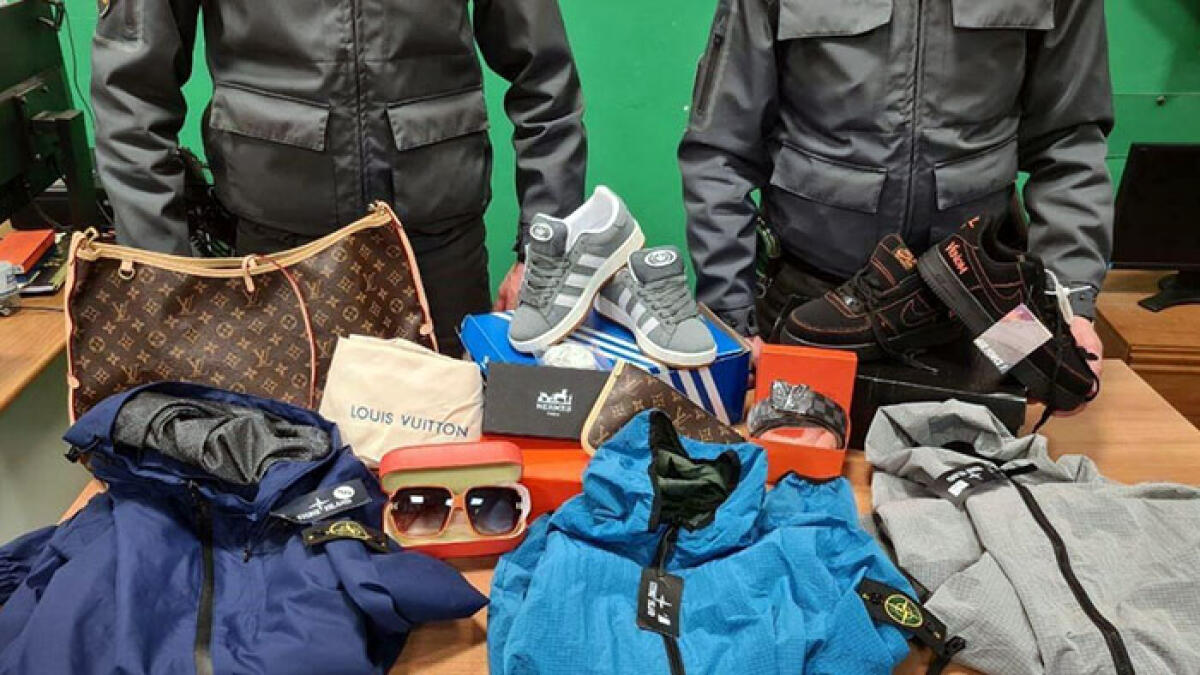 Blitz nell'Agro Nocerino: fidanzati trovati in casa con abiti contraffatti e droga - 