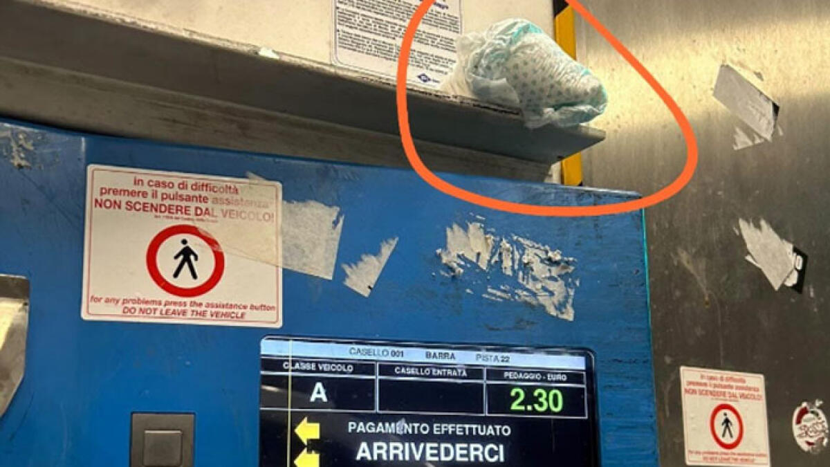 Abbandonano pannolino sulla macchinetta del pedaggio dell'A3 Napoli-Salerno - 
