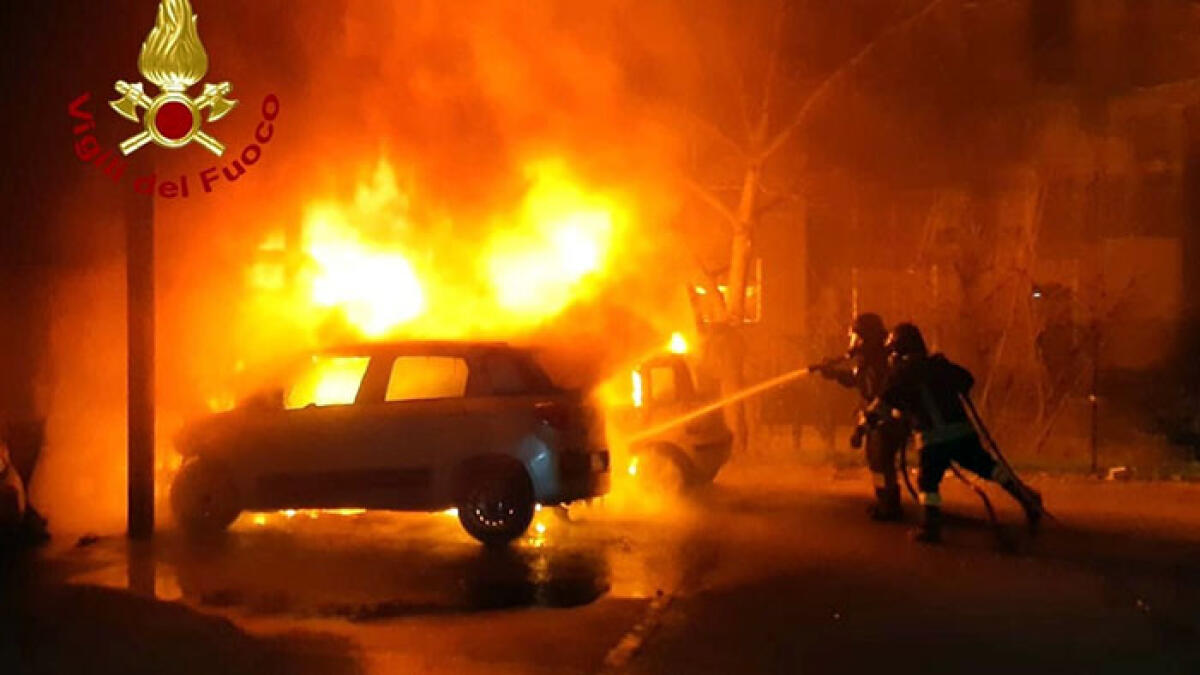 Bruciano due auto, le fiamme finiscono sulla condotta del gas - 