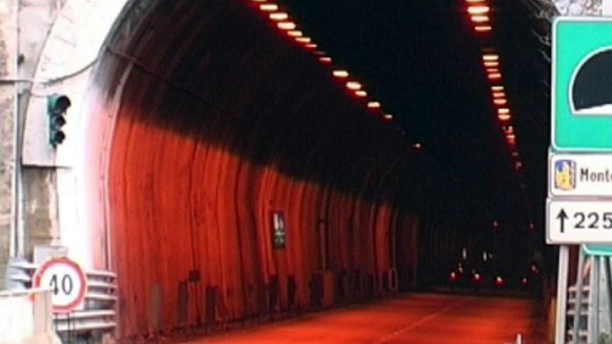 Cadono calcinacci, chiusa la galleria sul Raccordo dell'A30 - 