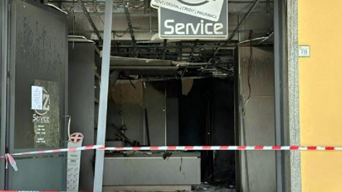 Lanciata bomba contro l'agenzia: è un attentato - 