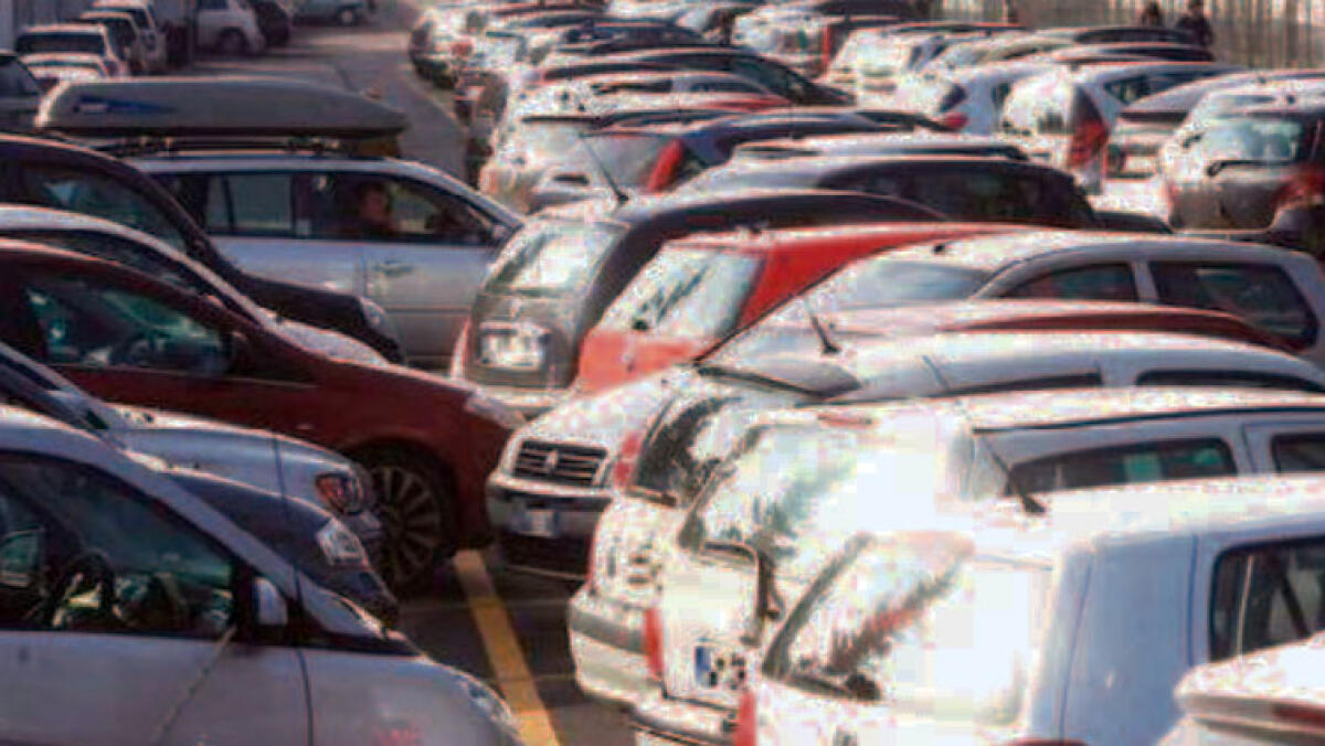 Mette in vendita auto rubate e sotto sequestro - 