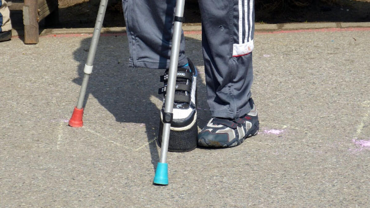 Si finge disabile, poi rapina la vittima colpendola con la stampella - 