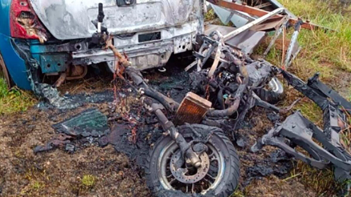 Auto e moto in fiamme nella concessionaria - 