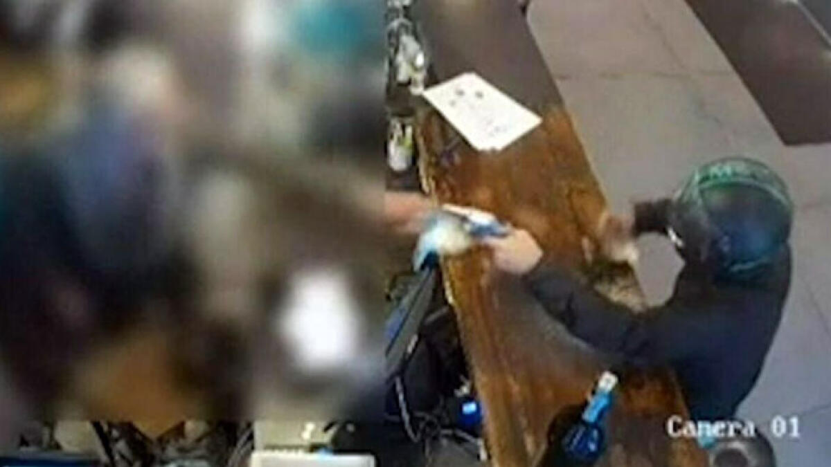 Rapina nel pub del Napoletano, esplosi colpi di pistola - 