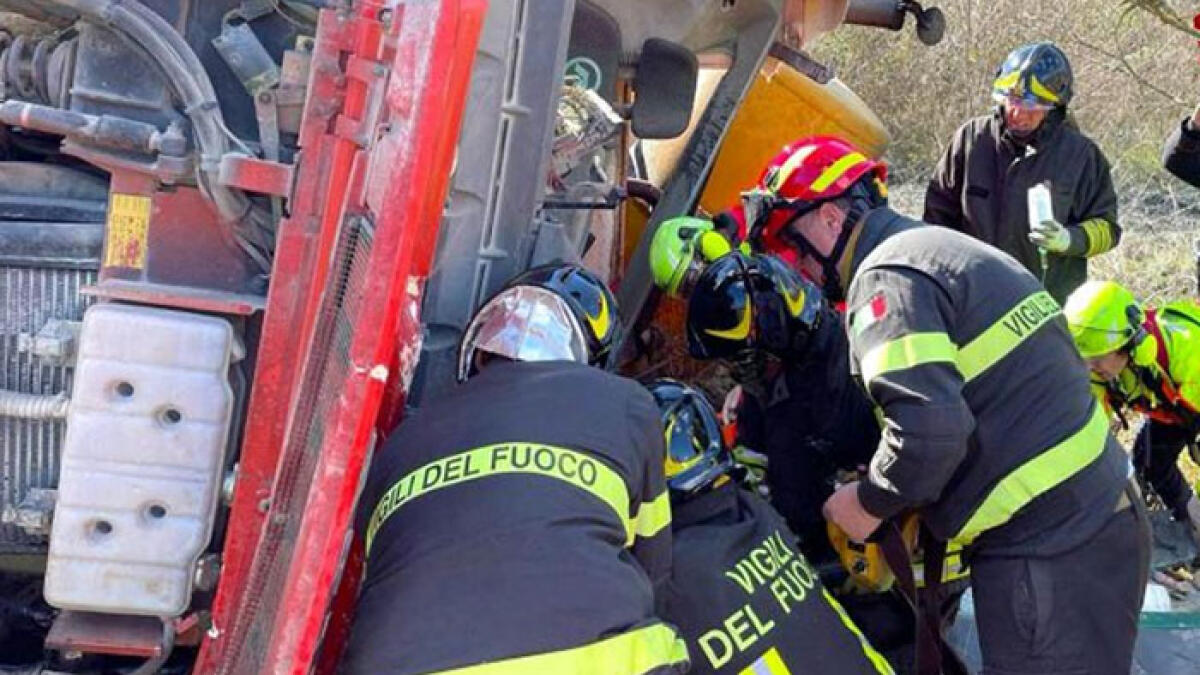 Si ribalta betoniera, l'autista muore schiacciato - 