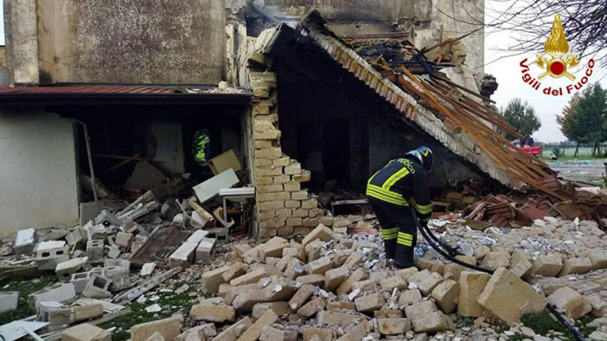 Esplosione nella masseria, tre persone sotto alle macerie - 