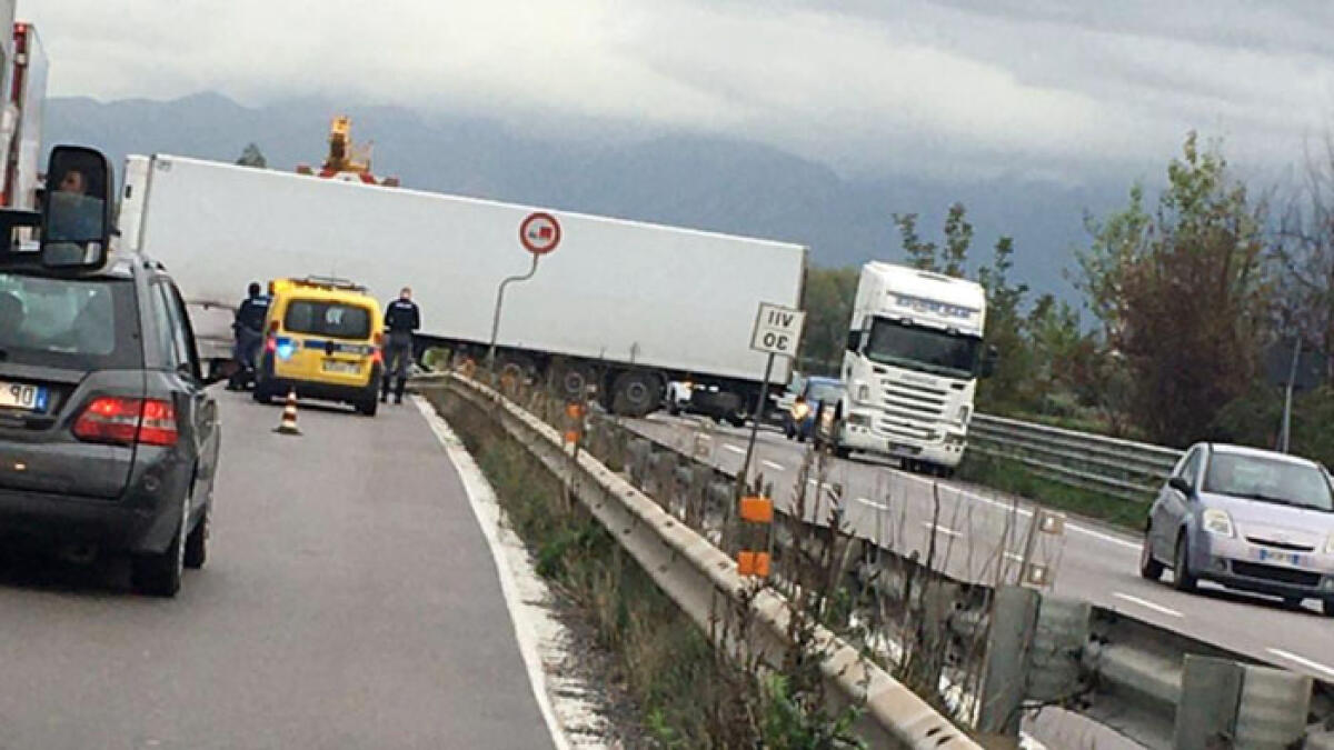 Tir si schianta contro le barriere sulla Nola-Villa Literno - 