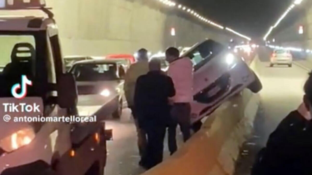 Auto finisce sul guardrail in galleria - 