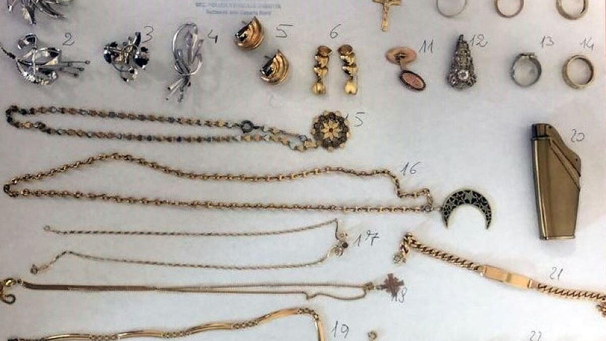 Seimila euro di gioielli sottratti a una donna: presi in due - 