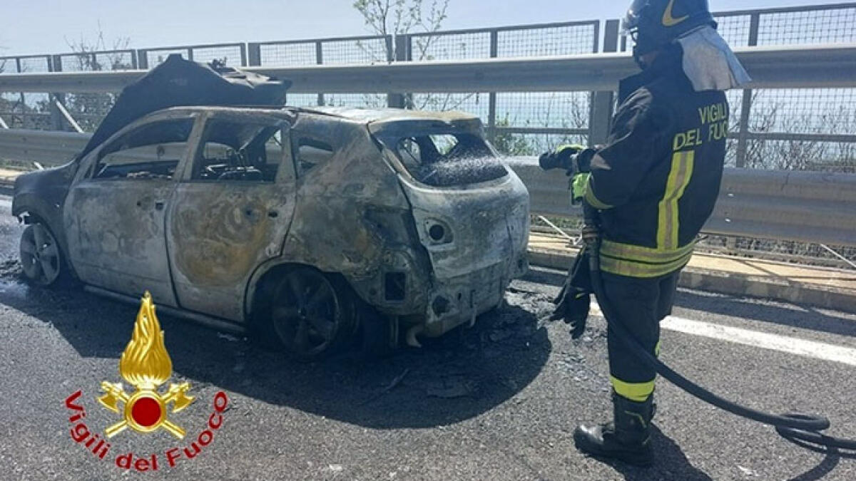 Auto prende fuoco sull'autostrada Napoli-Salerno - 