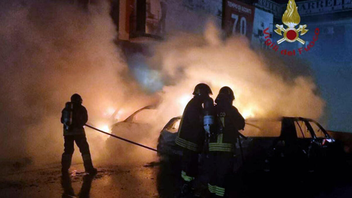 Inferno in carrozzeria, quattro auto a fuoco - 