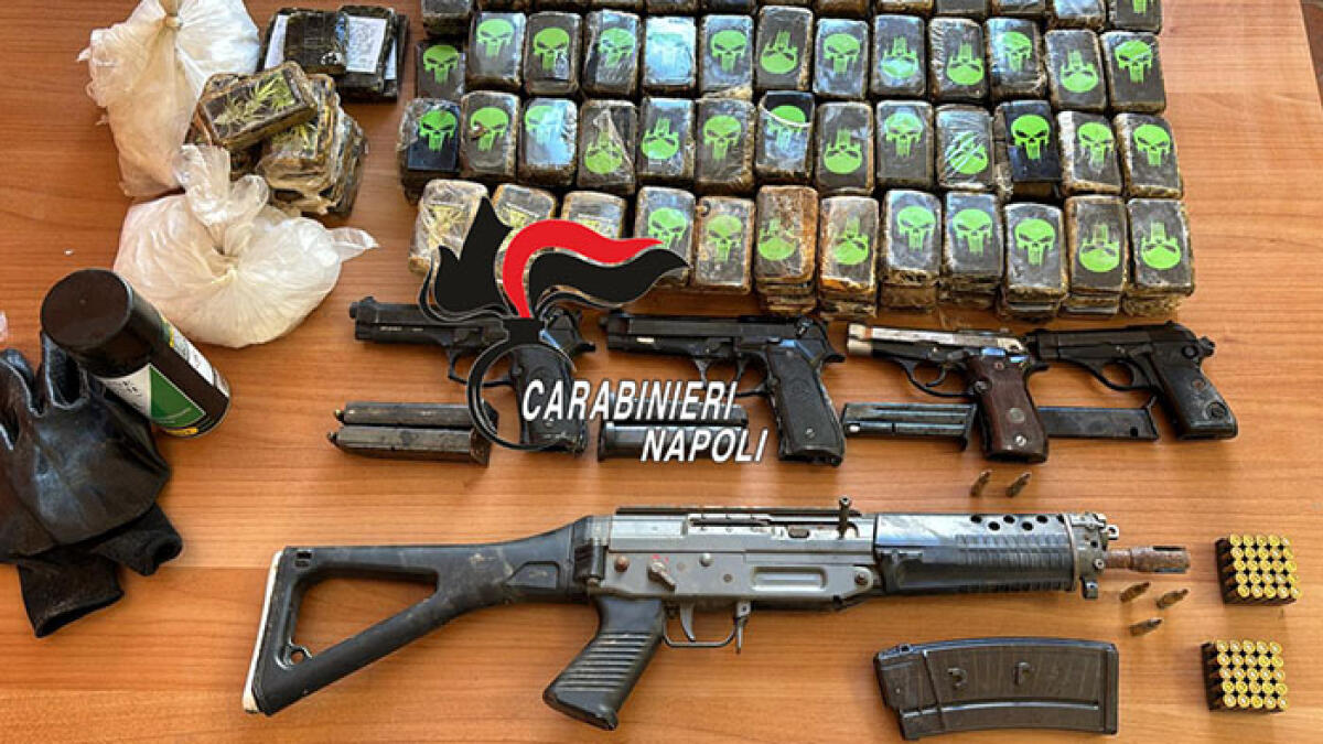 Un mitra e quattro pistole pronte a sparare scalate con il carico di droga - 