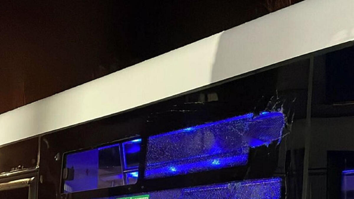 Sassi contro il bus, distrutti i vetri - 