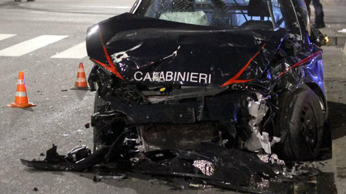 Trovato con 700 grammi di droga, prende a testate i carabinieri e distrugge tutto - 