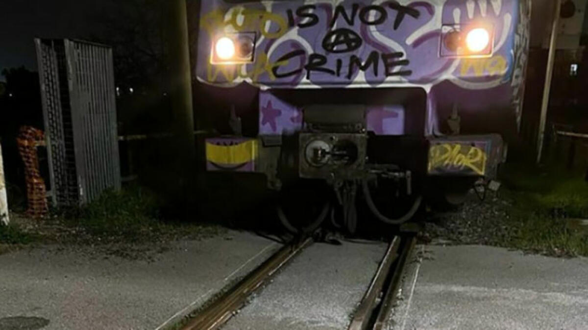 Circumvesuviana, una precisa regia per intimidire l'Eav sui passaggi a livello - 