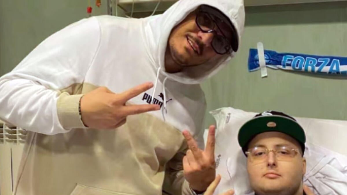 Geolier con il premio di Sanremo sulla tomba del giovane fan stroncato dal cancro - 